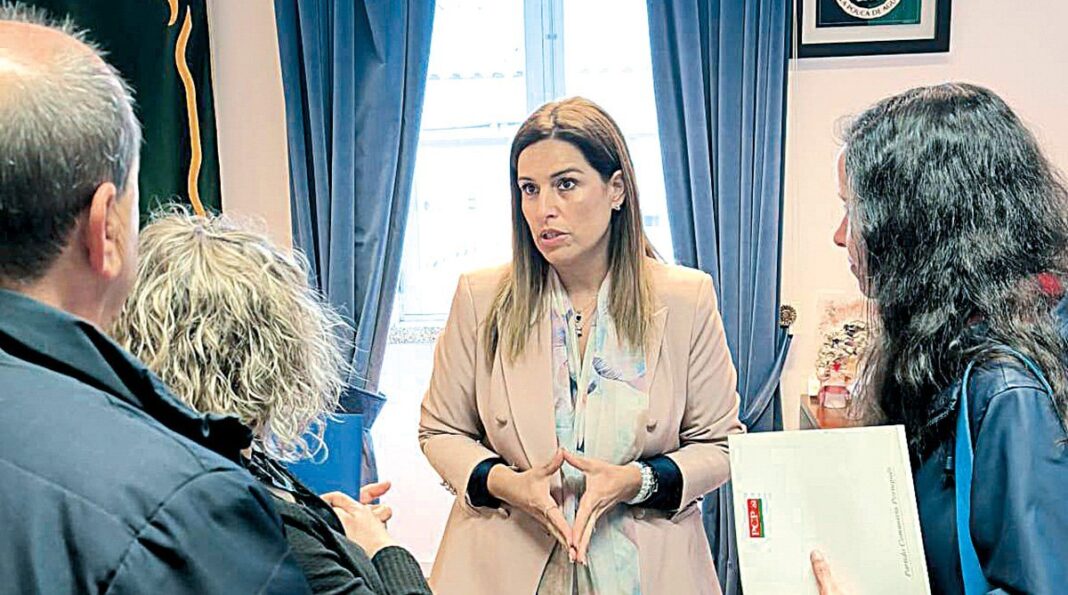 Vila Pouca de Aguiar PCP entrega abaixo assinado na autarquia por reforco do centro de saude