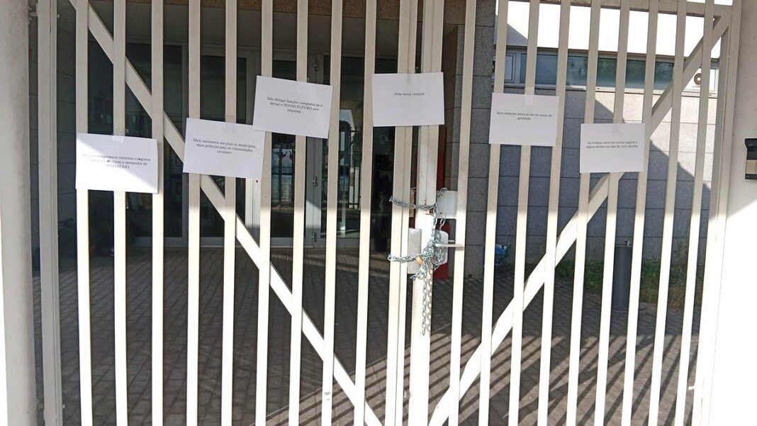 Escola Douro fechada a cadeado DR vtm