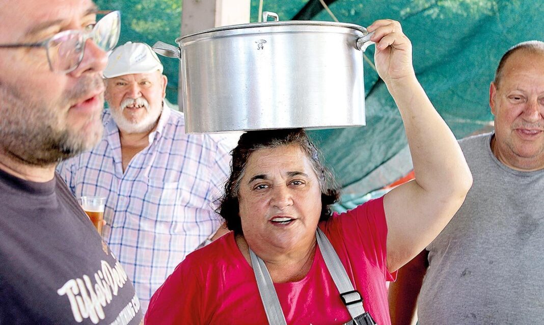 O pessoal vem ver os carros mas o que interessa e a comida ES 2