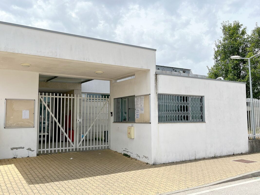 Sem ar condicionado nas salas pais levam ventoinhas para escola de andraes pam