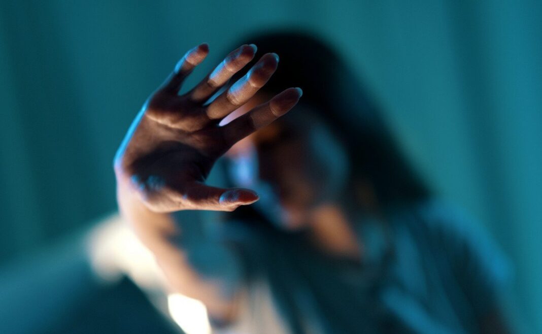 Mulher sinal parar violencia